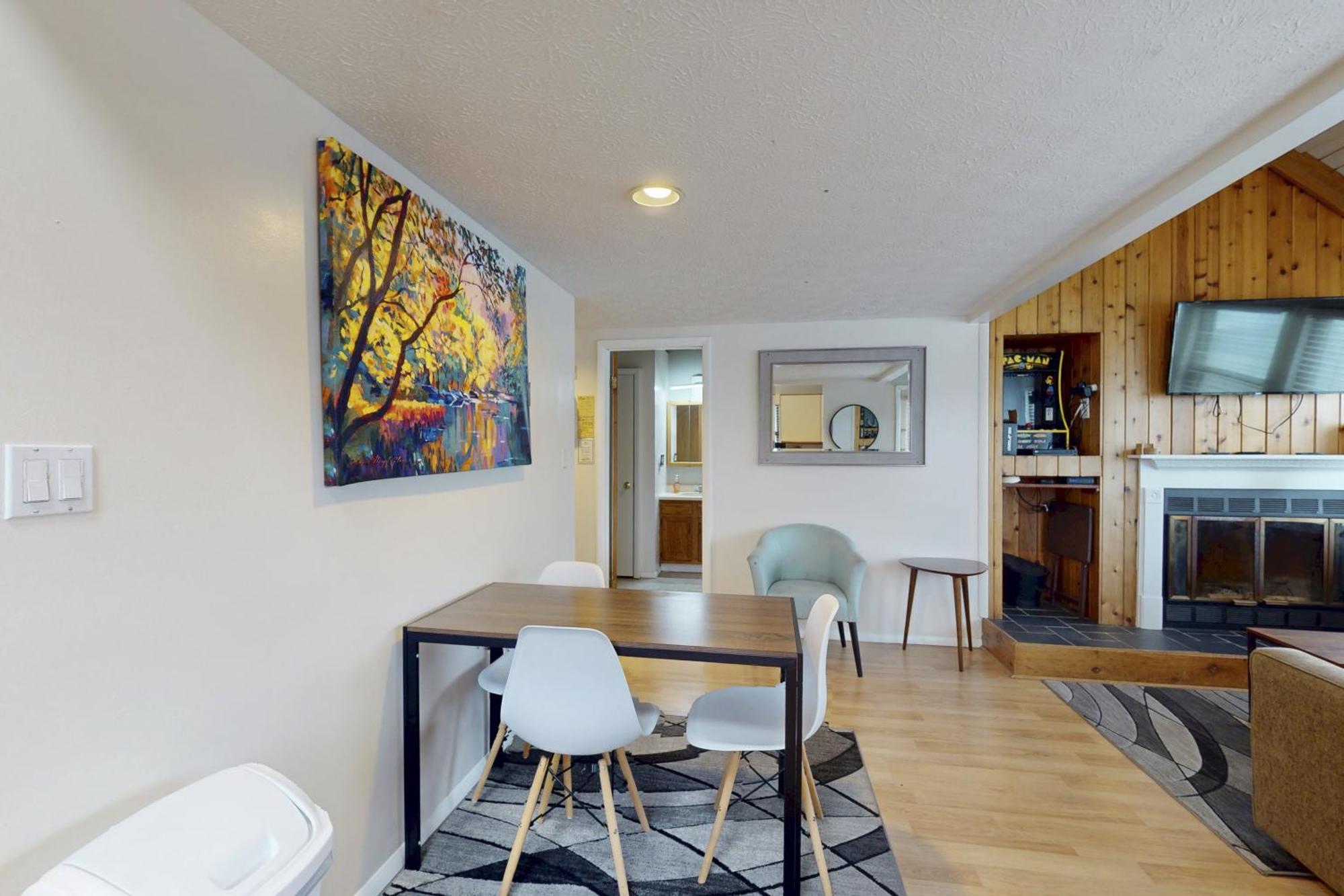 Jeffrey Lane Condos Thayerville Room photo