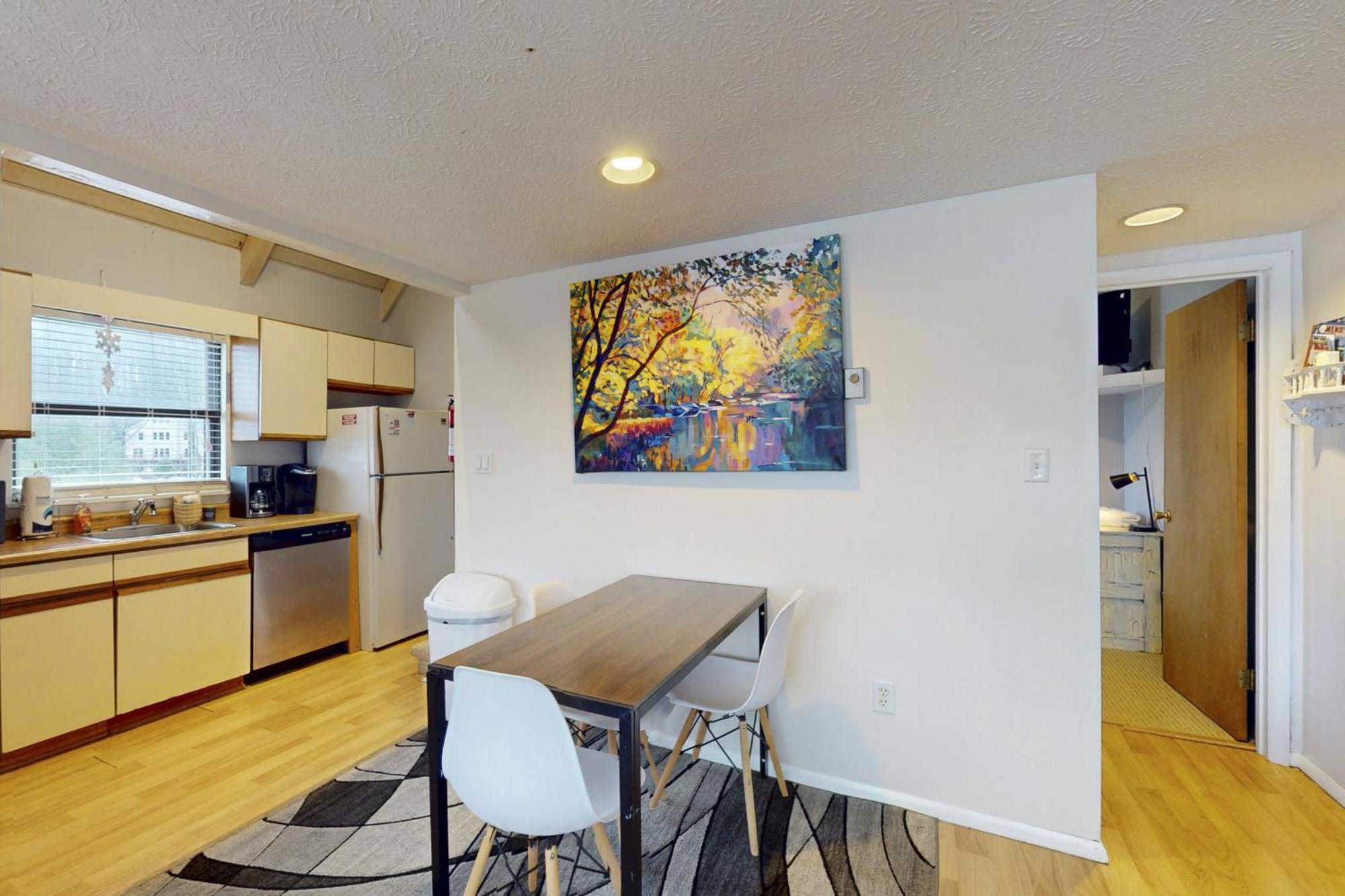 Jeffrey Lane Condos Thayerville Room photo