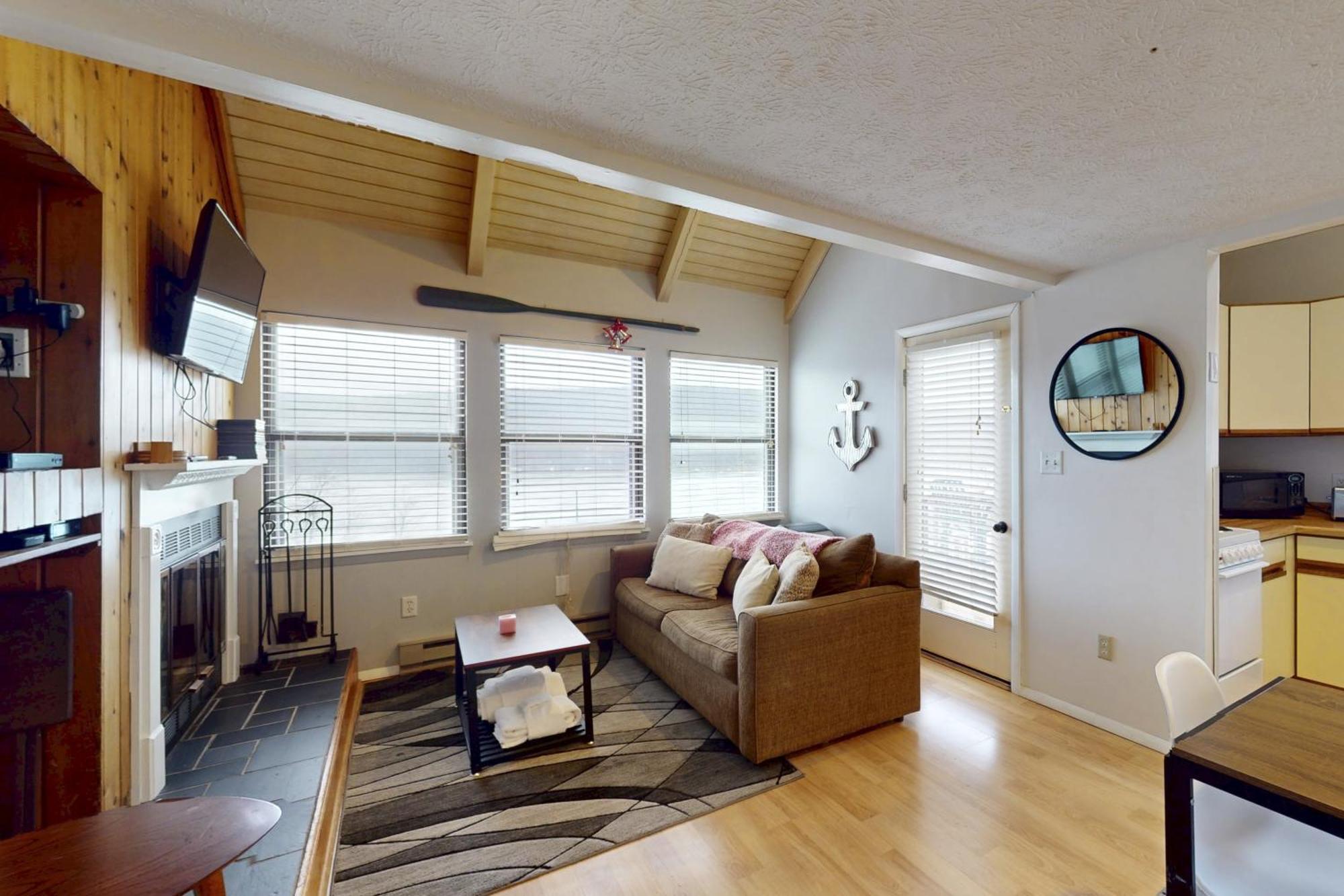 Jeffrey Lane Condos Thayerville Room photo